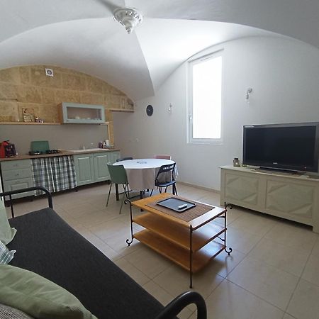 Dans Maison De Maitre, Appartement Independant. Montfrin Extérieur photo
